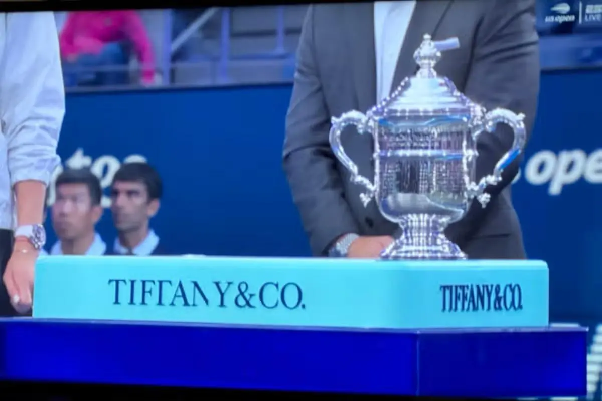 TIFГAΛY
Вчера на US Open Елена Рыбакина обыграла Арину Соболенко и взяла первый в карьере титул первой ракетки мира.
Камера показала подиум с кубком, и интернет увидел страшное: в слове TIFFANY & CO | Сетка — социальная сеть от hh.ru