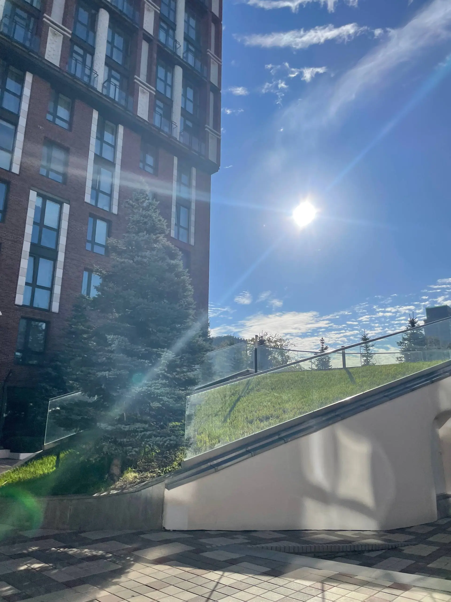 Доброе утро ☀️
Собираемся и улыбаемся 😁♥️
В наушниках Дуа Липа, на улице такое солнышко 😍🌸
Всем удачной недели! 🫶🏻
#лукофзэдэй | Сетка — социальная сеть от hh.ru