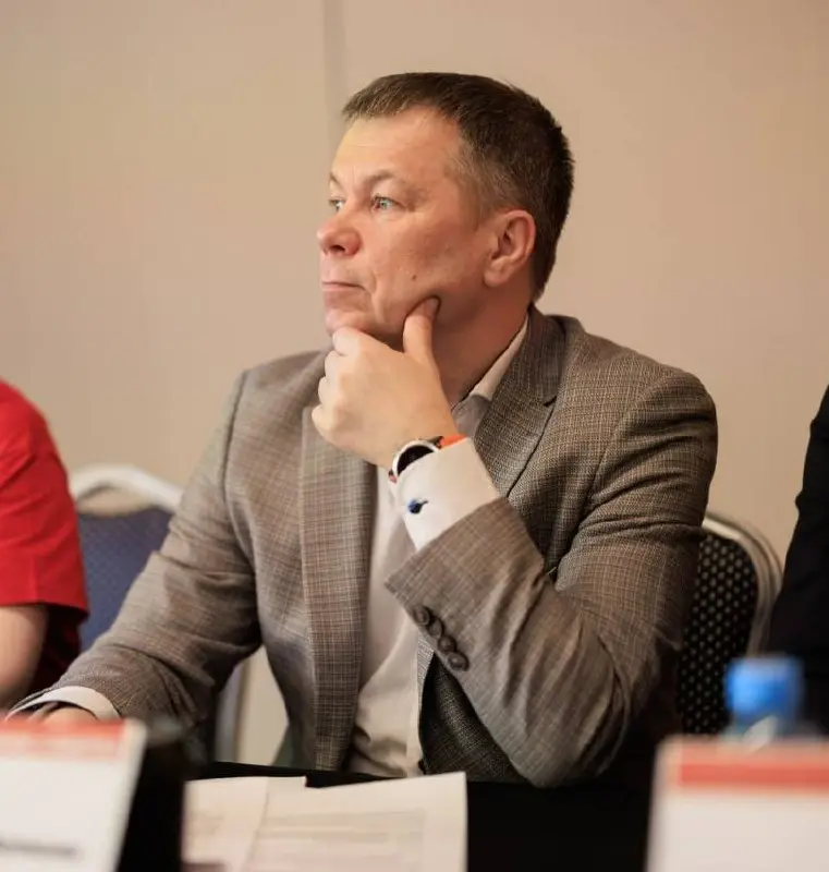 Сейчас готовим стратегическую сессию с клиентом, с которым уже работали в начале года.
И эта сессия не столько про стратегию, сколько про то, что реально происходит в бизнесе сейчас | Сетка — социальная сеть от hh.ru