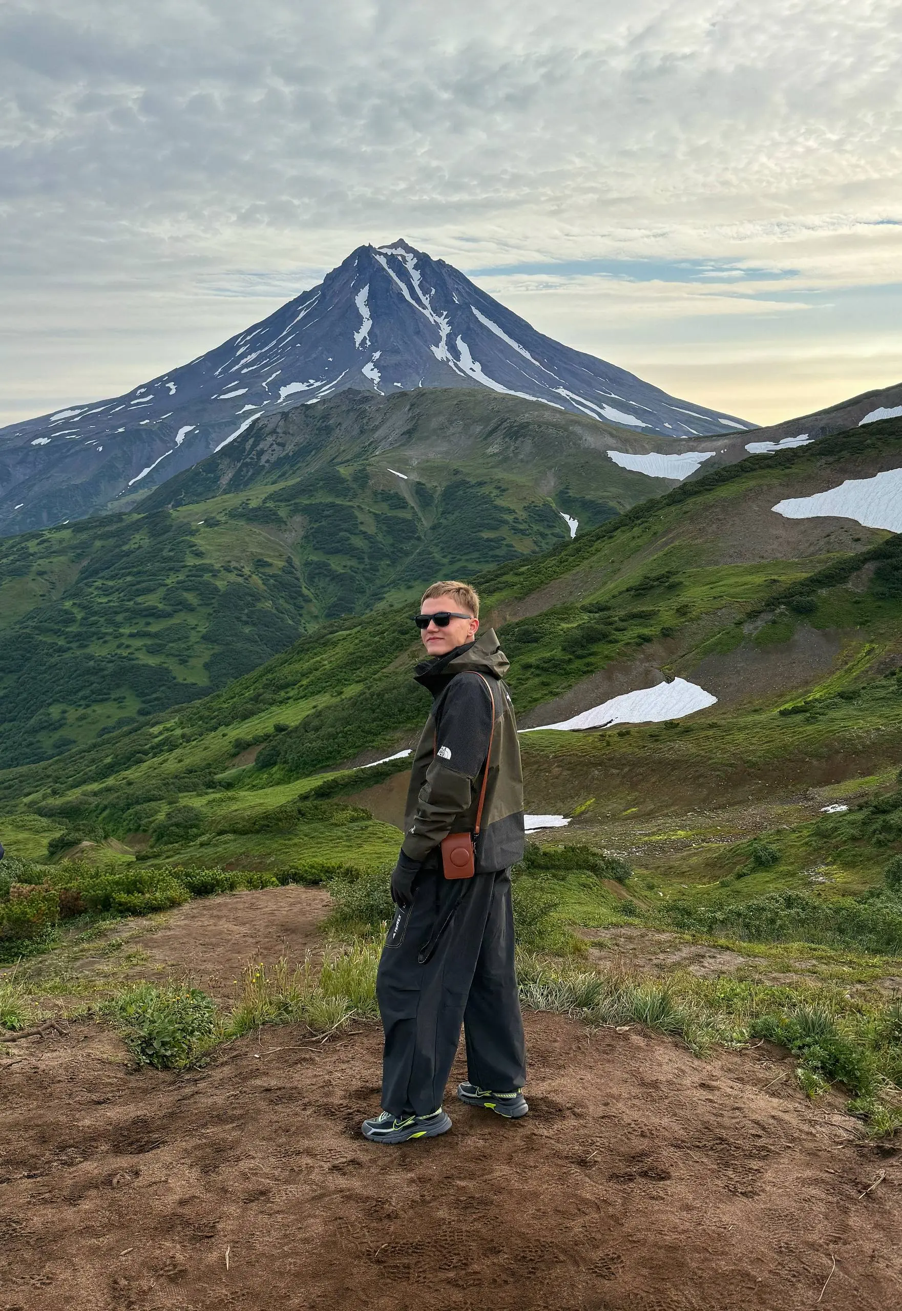 Камчатка💔
автор канала не пропал! он просто жил оффлайн-жизнью: без писем, чатов и соц сетей! сплавлялся по реке, поднимался на вулканы и горы, ловил рыбу, серфил в Тихом океане при 15 градусах, пробо... | Сетка — социальная сеть от hh.ru