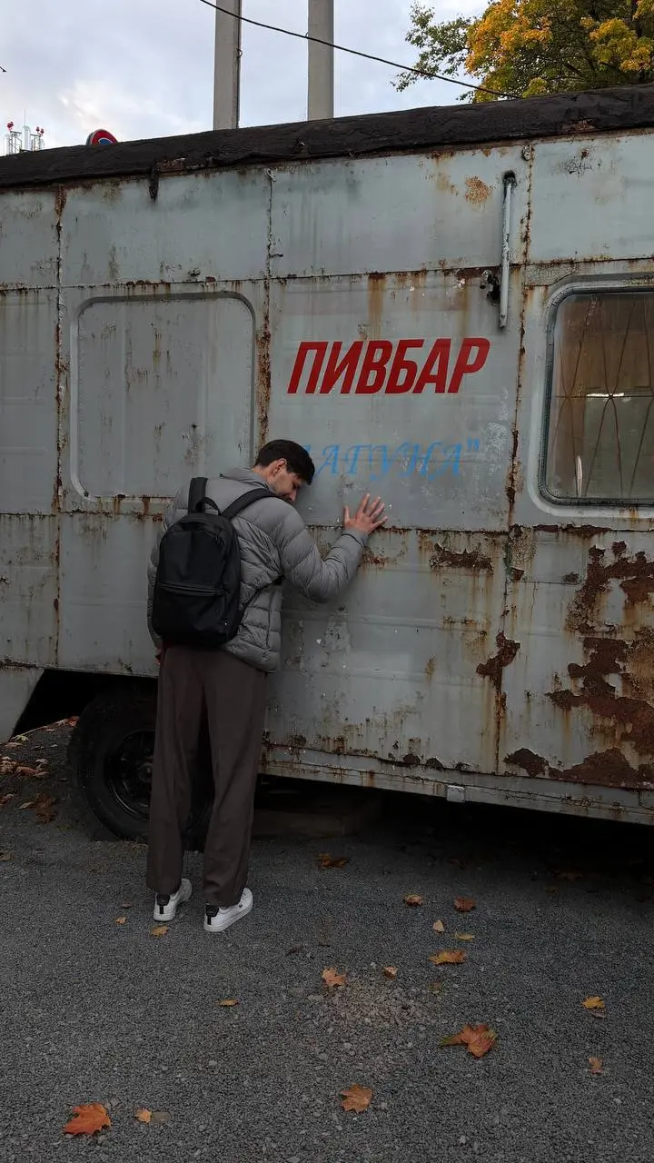 В Переделкино открыли портал в прошлое. Вход через ржавые гаражные ворота.
Новые «Гаражи» - это охеренно собранная концепция | Сетка — социальная сеть от hh.ru