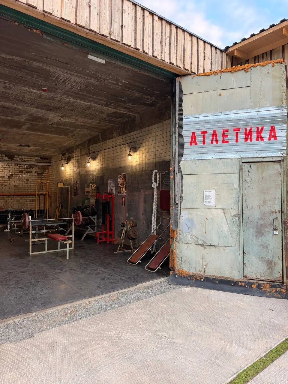 В Переделкино открыли портал в прошлое. Вход через ржавые гаражные ворота.
Новые «Гаражи» - это охеренно собранная концепция | Сетка — социальная сеть от hh.ru