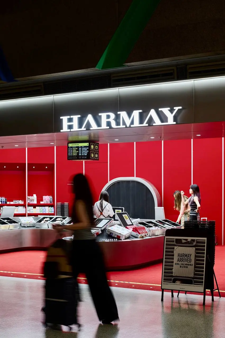 LIFESTYLE × BUSINESS
Китайский бьюти-ретейлер HARMAY в прошлом году открыл магазин в шанхайском аэропорту Хунцяо, прямо у выхода на посадку — и это до сих пор один из самых показательных примеров того... | Сетка — социальная сеть от hh.ru