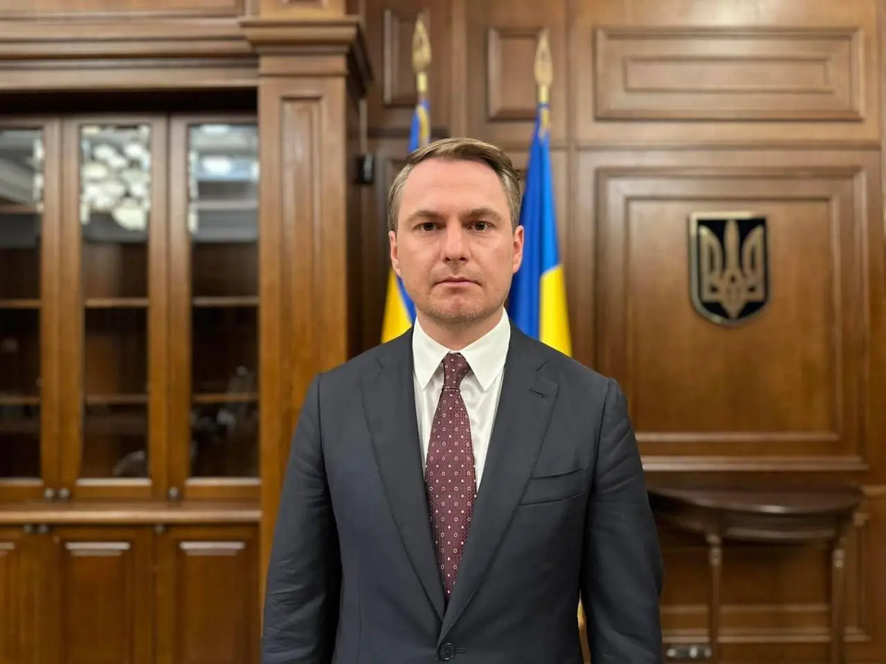 Генпрокурор Украины ночью тайно убежал в Польшу.
Неделю назад в кабинете Руслана Кравченко нашли набитый валютой сейф | Сетка — социальная сеть от hh.ru