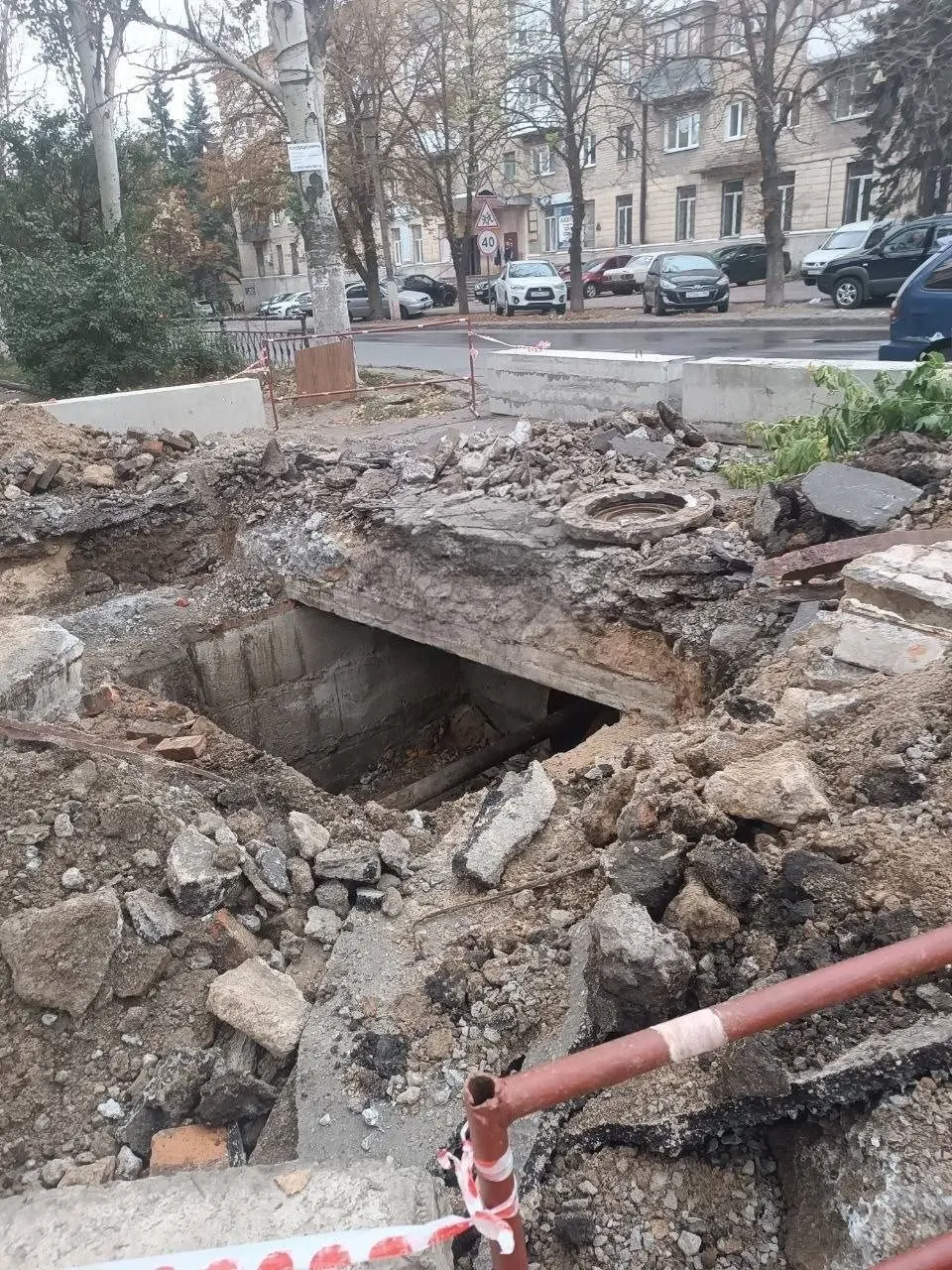 Сегодня утром машина провалилась в яму на ул. Октября в Донецке. Сейчас там проводят ремонтные работы. | Сетка — социальная сеть от hh.ru
