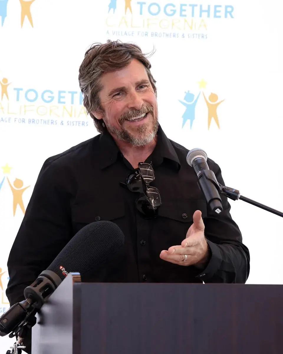 Американский психопат построил город для детей
И назвал его Together California.
Это 12 домов для братьев и сестёр, которые попали в систему опеки | Сетка — социальная сеть от hh.ru