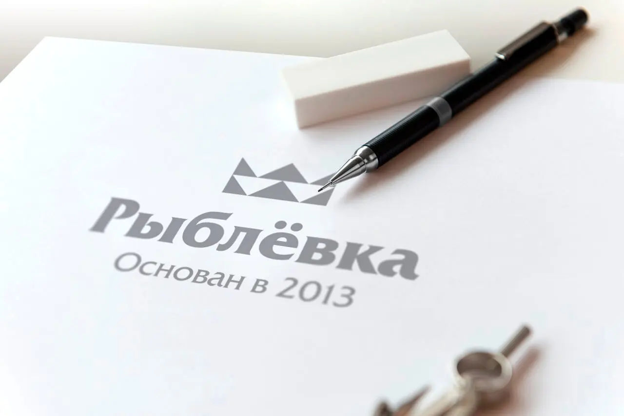 Когда рыбы складываются в корону
Для «Рыблевки» собрали разрозненную линейку консервов в единый фирменный стиль.
💡 Знак с двойным смыслом
Рыбы и волны складываются в корону | Сетка — социальная сеть от hh.ru