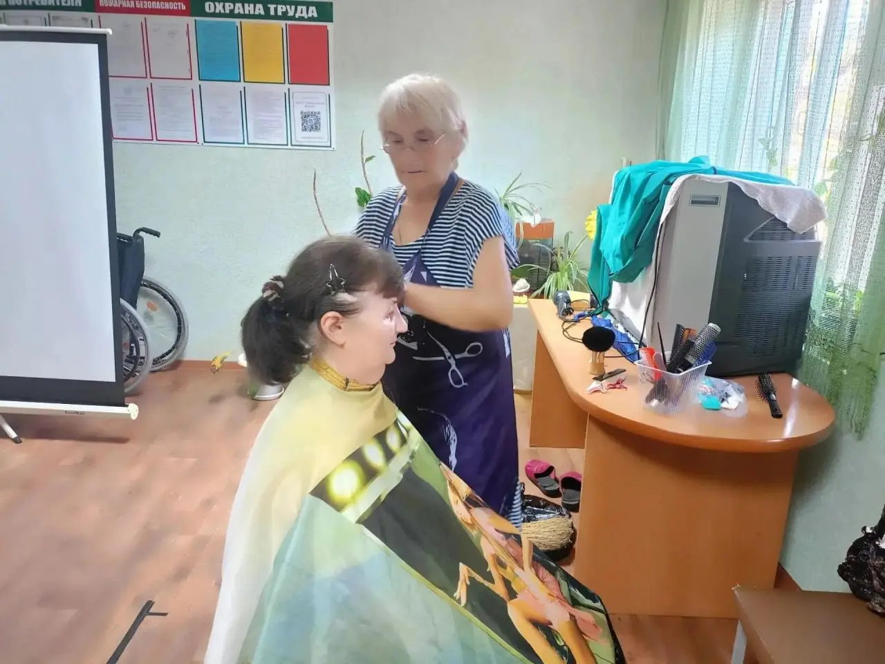 💇‍♀️ В Ачикулаке ко Дню парикмахера устроили благотворительные стрижки
14 сентября в отделении дневного пребывания Нефтекумского ЦСОН прошёл праздник, посвящённый парикмахерам | Сетка — социальная сеть от hh.ru