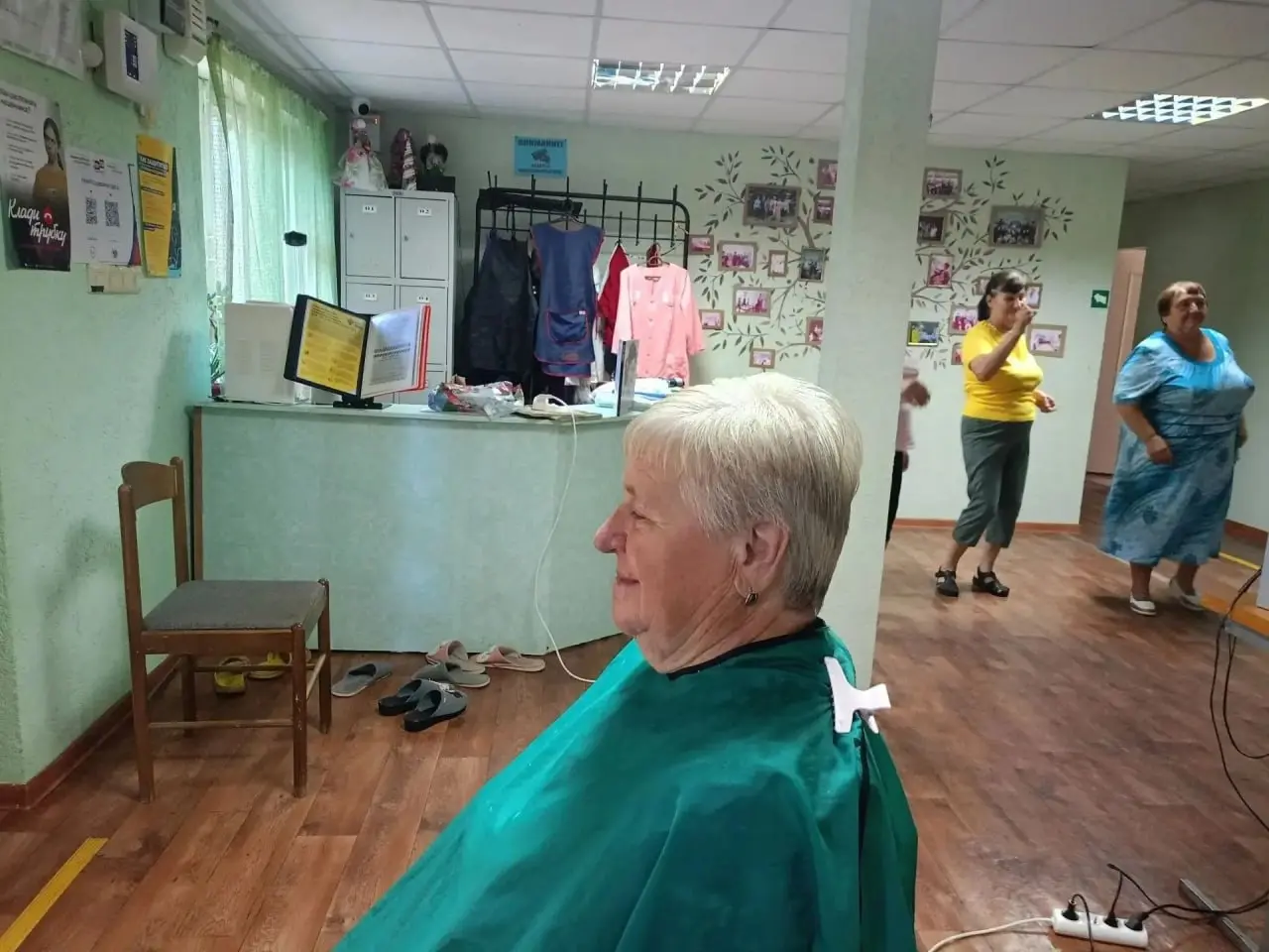 💇‍♀️ В Ачикулаке ко Дню парикмахера устроили благотворительные стрижки
14 сентября в отделении дневного пребывания Нефтекумского ЦСОН прошёл праздник, посвящённый парикмахерам | Сетка — социальная сеть от hh.ru