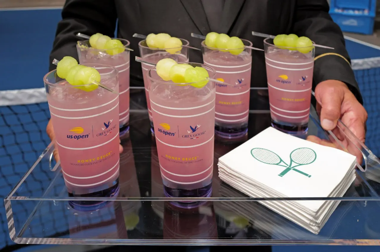 🍹Коктейль на водке — культурный символ турнира US Open Tennis 2026 от верного спонсора американского турнира
Роль брендов в спортивных мероприятиях
Спортивные мероприятия — это целая культура, сотканн... | Сетка — социальная сеть от hh.ru