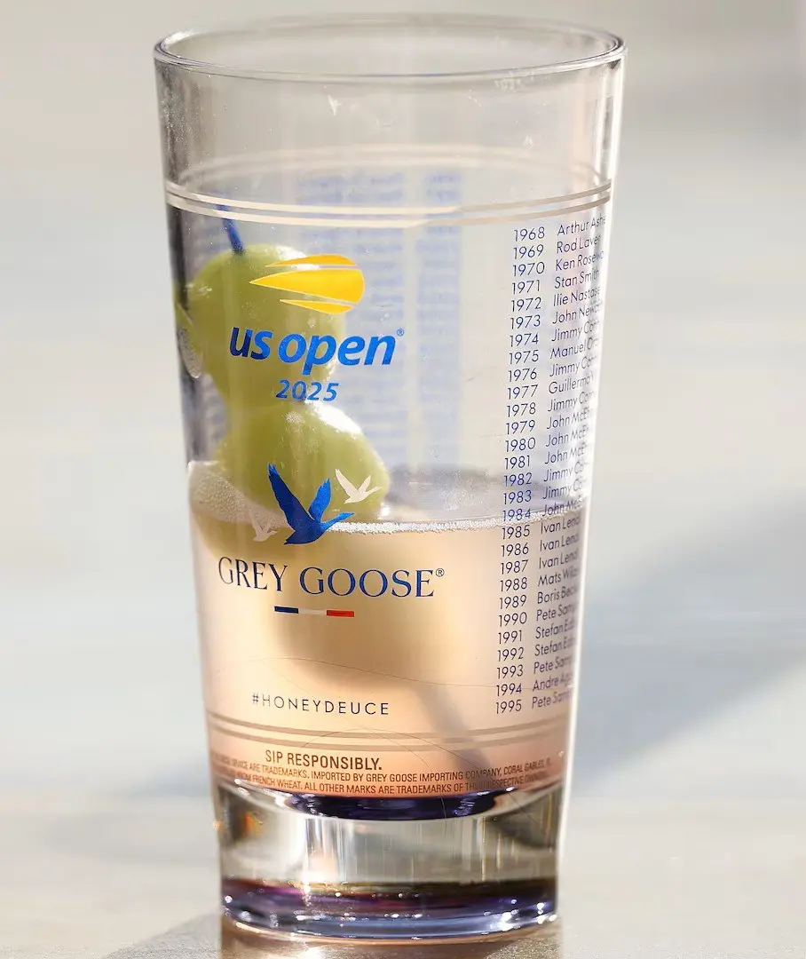 🍹Коктейль на водке — культурный символ турнира US Open Tennis 2026 от верного спонсора американского турнира
Роль брендов в спортивных мероприятиях
Спортивные мероприятия — это целая культура, сотканн... | Сетка — социальная сеть от hh.ru