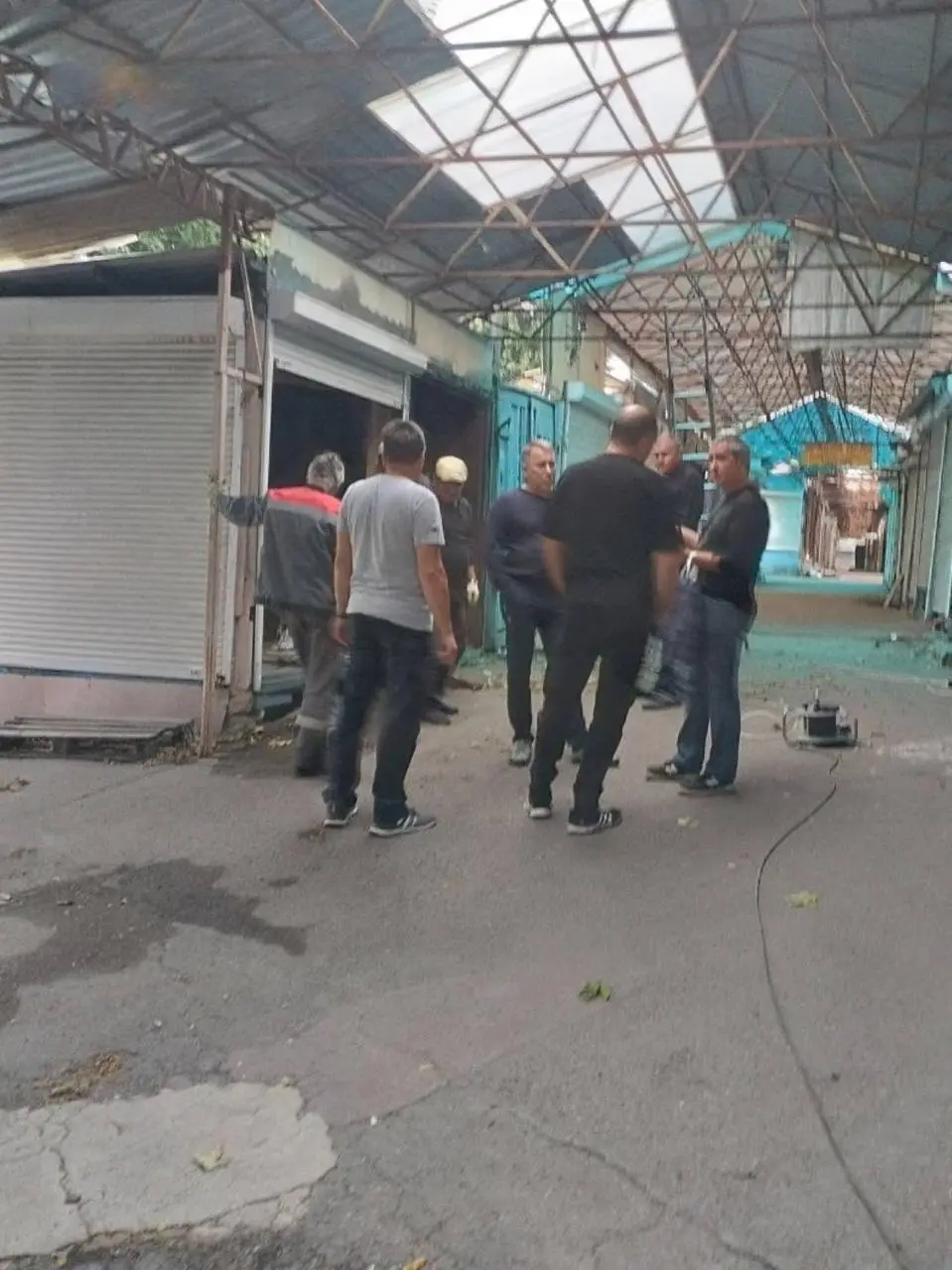 Сегодня на «Аквилон» приехали рабочие и начали демонтировать торговые павильоны в хозяйственно-строительной части рынка | Сетка — социальная сеть от hh.ru