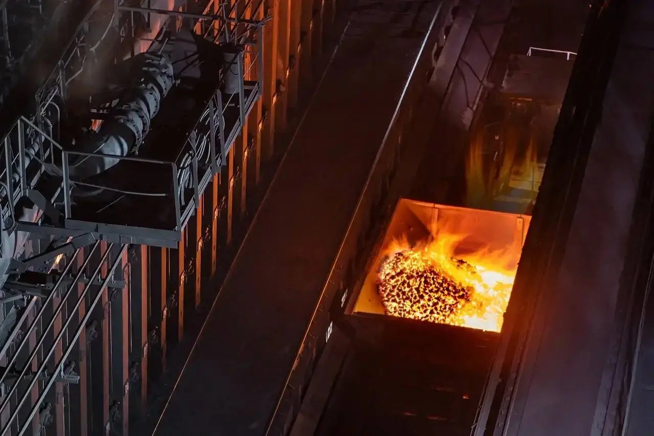 Сила металла рождается в огне. 🔥
Фотограф Агата Карасева запечатлела настоящую индустриальную эстетику кемеровского «Кокса».
В кадре — коксовый цех, пульсирующее сердце предприятия.❤ | Сетка — социальная сеть от hh.ru