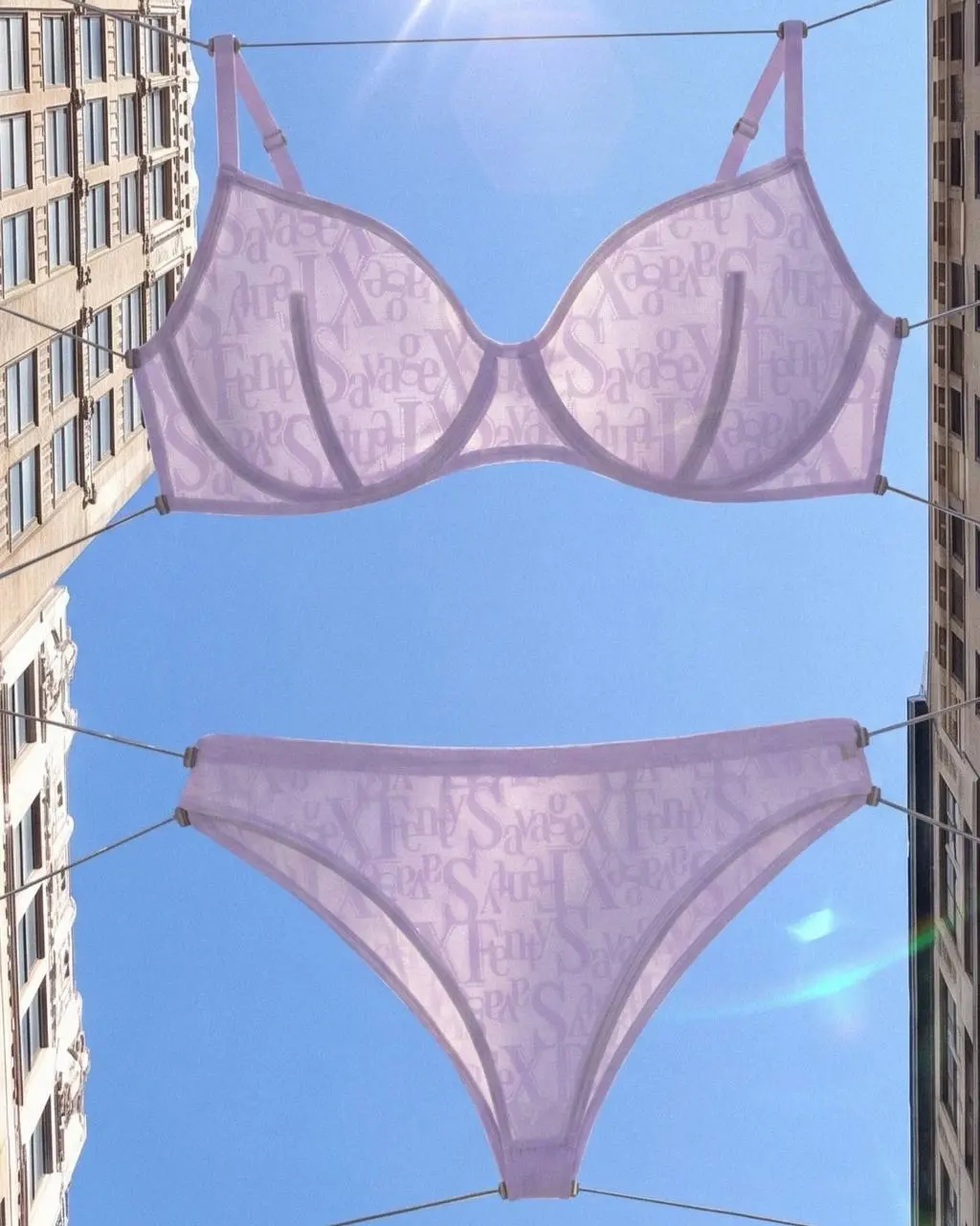 Обсуждаем кейс: реклама Savage X Fenty в Нью-Йорке
Коллеги, обсуждаем рекламу бренда нижнего белья Рианны в НЙ. Судя по всему, это настоящая инсталляция, не ИИ и не проекция | Сетка — социальная сеть от hh.ru