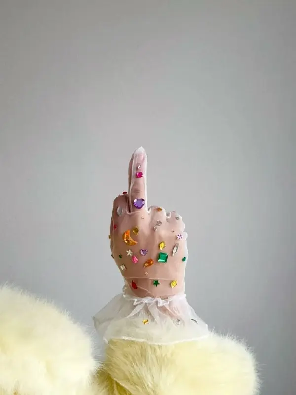☎️ Рианна сказала: «Shine bright like a diamond»
И они сияли
«Bedazzling» — пожалуй, мой любимый дефоминовый тренд за последнее время | Сетка — социальная сеть от hh.ru