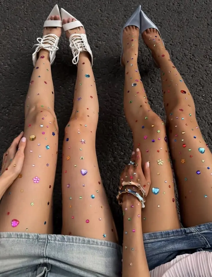 ☎️ Рианна сказала: «Shine bright like a diamond»
И они сияли
«Bedazzling» — пожалуй, мой любимый дефоминовый тренд за последнее время | Сетка — социальная сеть от hh.ru