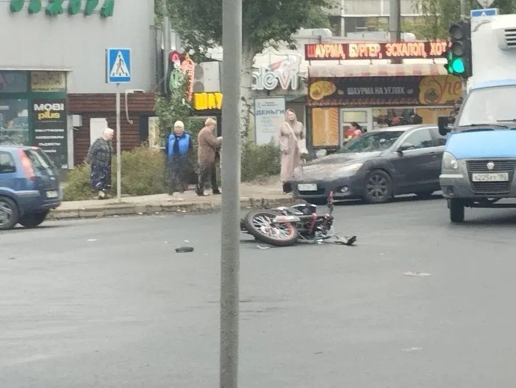 Время 9:20 на Текстильщике сбили мотоциклиста. Женщина за рулём ехала на красный свет. | Сетка — социальная сеть от hh.ru