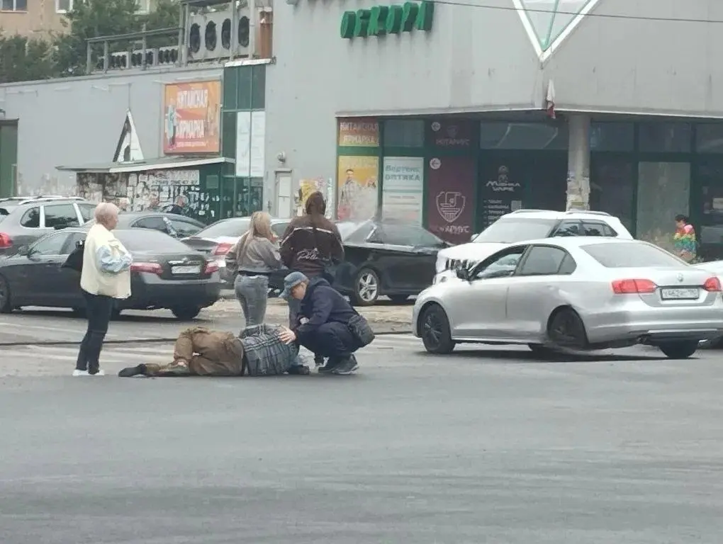 Время 9:20 на Текстильщике сбили мотоциклиста. Женщина за рулём ехала на красный свет. | Сетка — социальная сеть от hh.ru