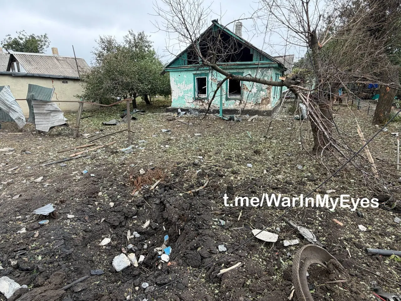 ❗️ Последствия прилета ударных БПЛА по частным жилым домам на окраине Харцызска сегодня ночью.
1 человек погиб, еще 2 получили ранение | Сетка — социальная сеть от hh.ru