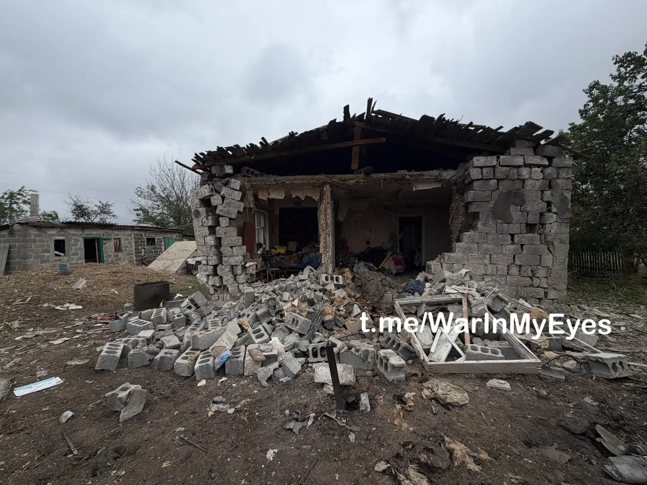 ❗️ Последствия прилета ударных БПЛА по частным жилым домам на окраине Харцызска сегодня ночью.
1 человек погиб, еще 2 получили ранение | Сетка — социальная сеть от hh.ru