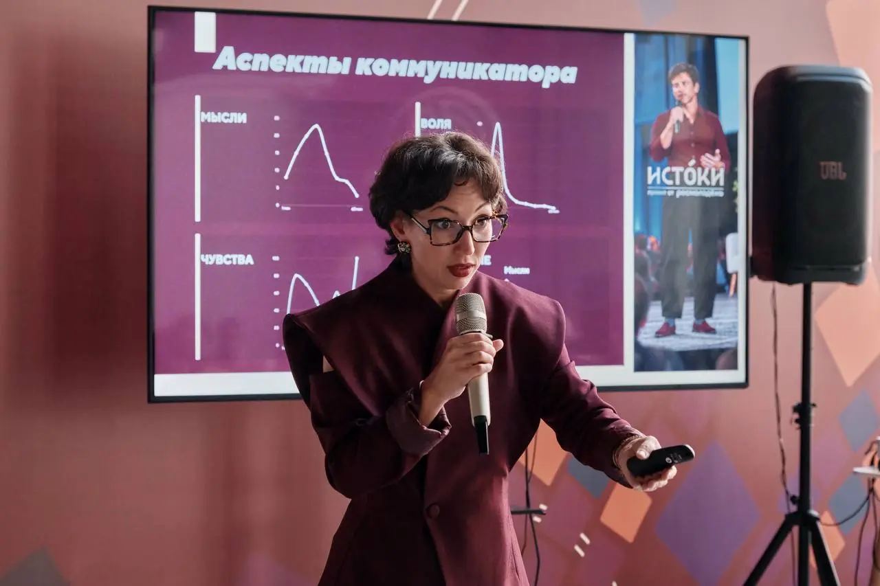 «Женя, как так легко вести социальные сети, как делаешь это ты? Как каждый день обращаться к своим подписчикам?»
А у вас же не возникает вопроса - поздороваться ли с близкими людьми, с которыми вы жив... | Сетка — социальная сеть от hh.ru