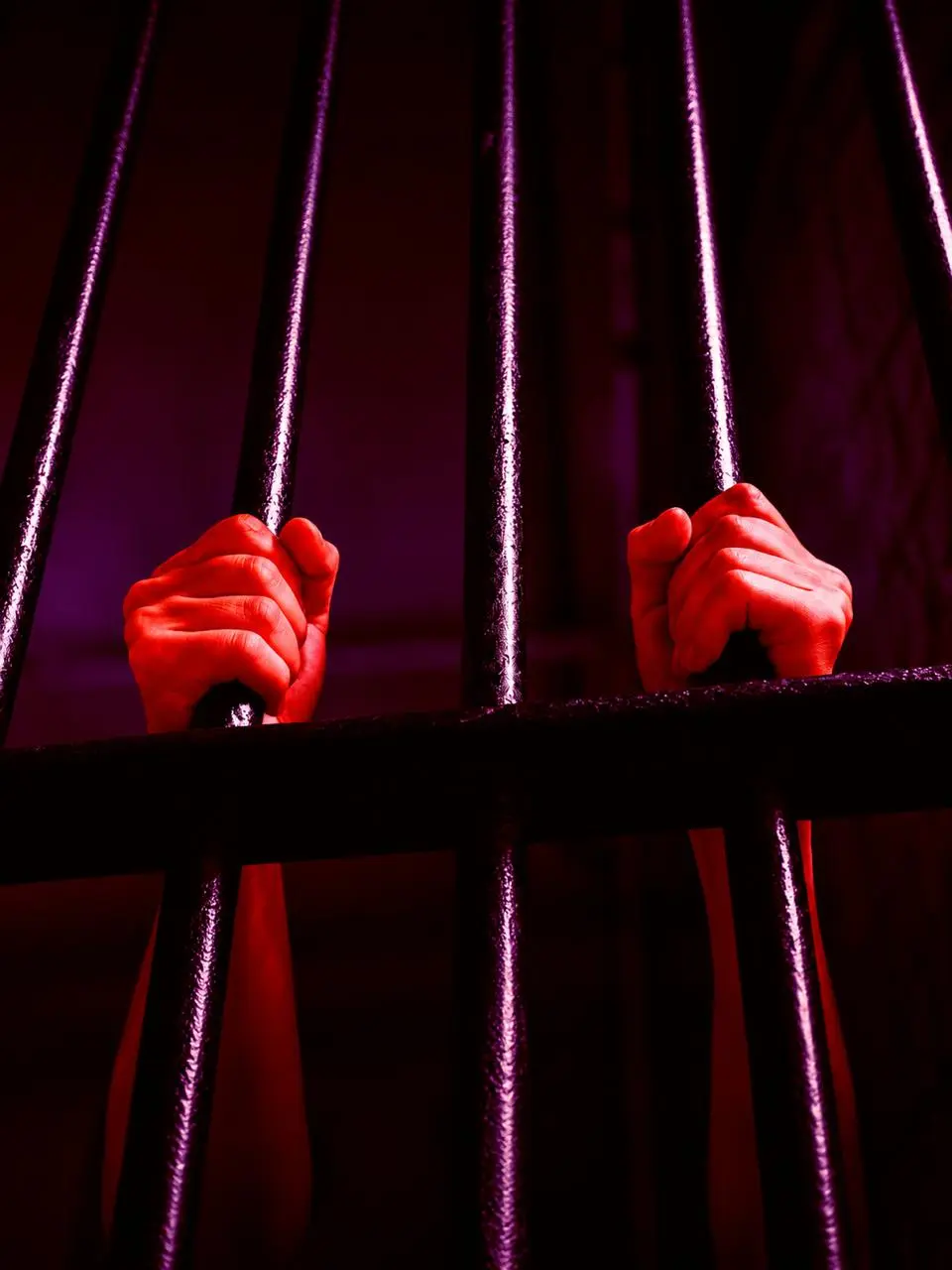Ложноположительный арест
23-летняя Линдси Айзекс провела 13 дней за решёткой из-за аварии, к которой не имела никакого отношения.
Первые дни девушка просидела в одиночной камере | Сетка — социальная сеть от hh.ru