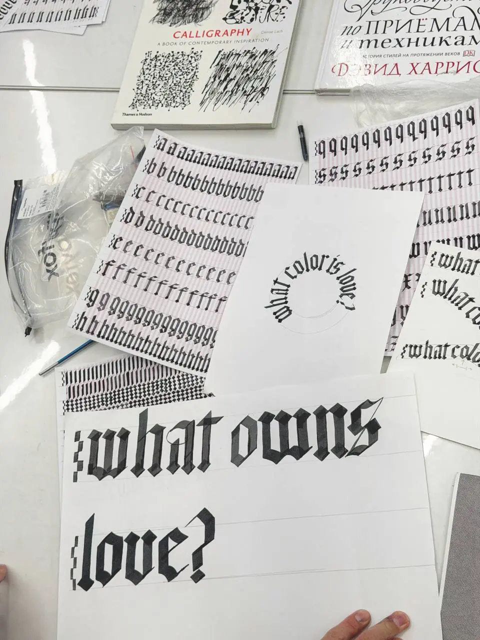 Слушайте, ну каллиграфия как отдельный предмет, это конечно восторг.
Раньше у меня она почти всегда была внутри леттеринга: изучили почерк, поняли форму и пошли рисовать буквы дальше | Сетка — социальная сеть от hh.ru