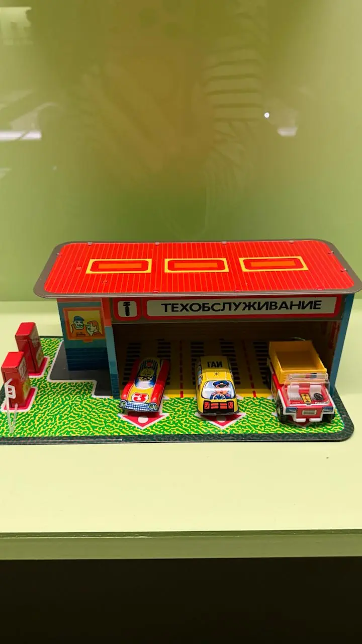 На выходных ко мне приезжали мои подруги. И в субботу мы ходили на выставку создания АЗС.
Сейчас особенно актуально 😉
И это вау! Безумно интересно. Давайте накидаю чуть спойлеров | Сетка — социальная сеть от hh.ru