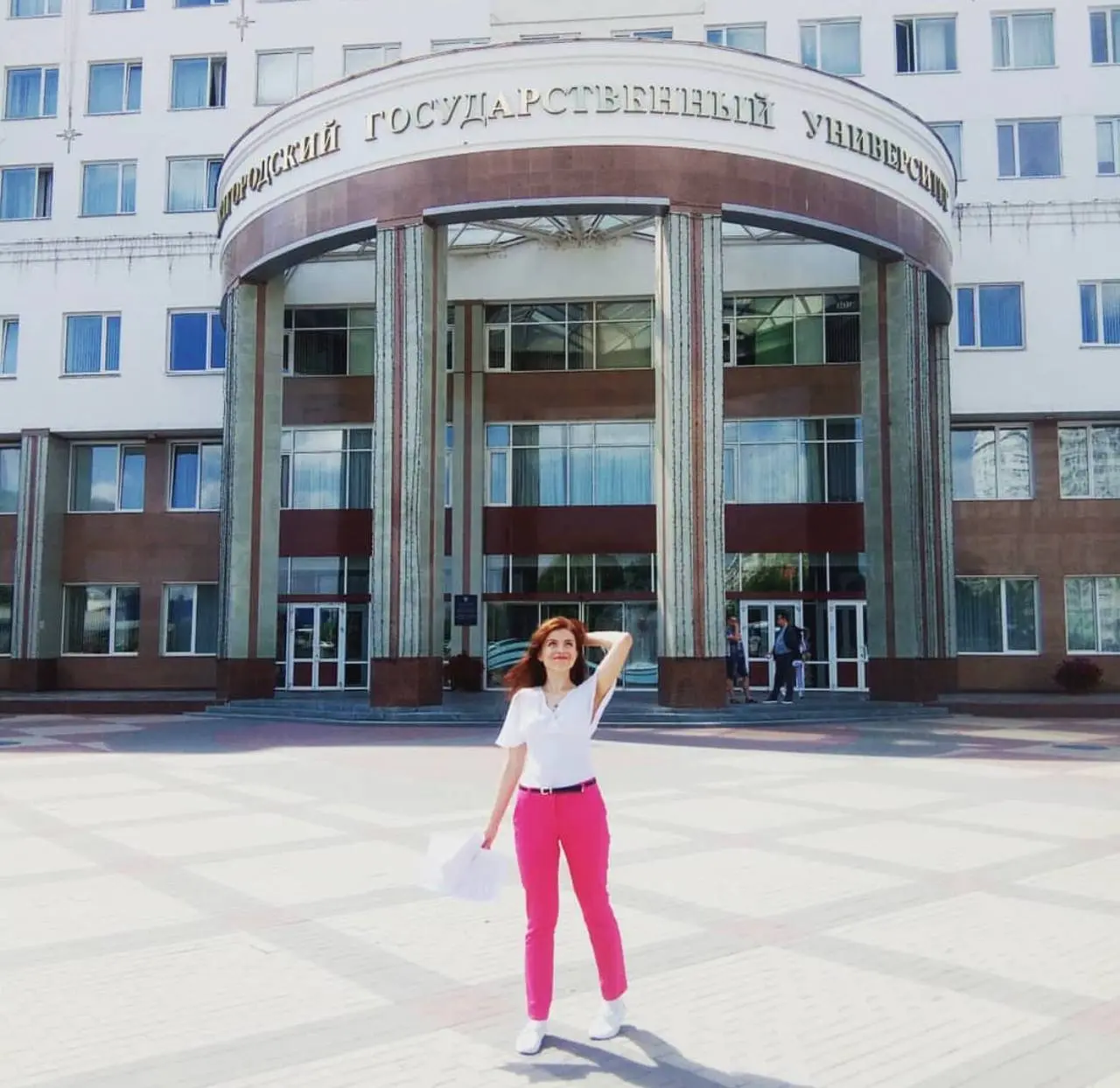 🎙На фото — я после защиты ВКР и чтения речи от лица всех выпускников. Спустя 8 лет эмоции те же: волнение, гордость и огромное чувство причастности | Сетка — социальная сеть от hh.ru