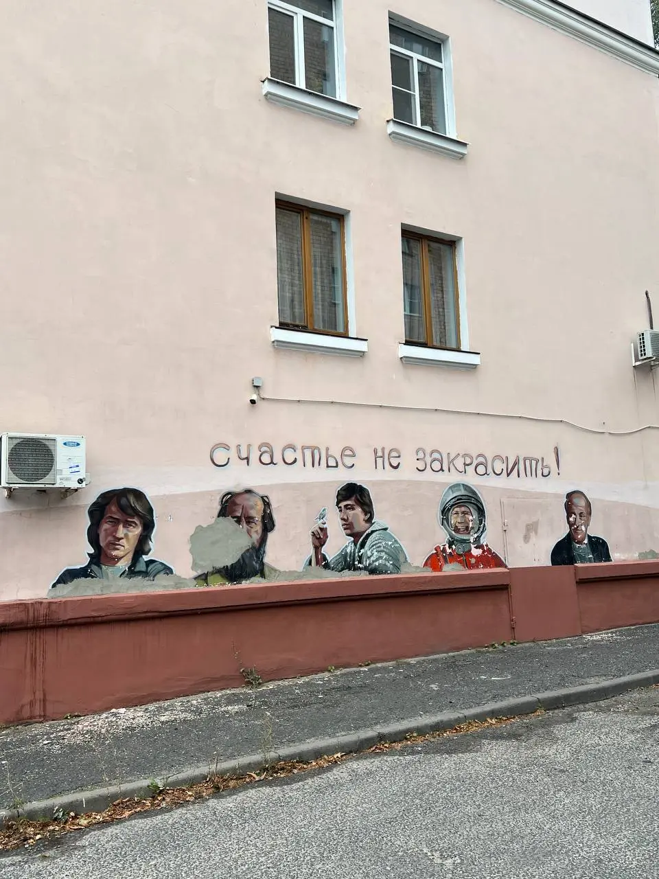 Несколько видео и фотографий из Курска, — без особой системы, просто фрагменты клевые.
Главное ощущение — чистый и ухоженный, молодой студенческий город. Поэтому — воскресенье вечер, а люди на улицах | Сетка — социальная сеть от hh.ru