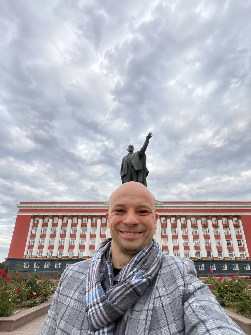 Несколько видео и фотографий из Курска, — без особой системы, просто фрагменты клевые.
Главное ощущение — чистый и ухоженный, молодой студенческий город. Поэтому — воскресенье вечер, а люди на улицах | Сетка — социальная сеть от hh.ru