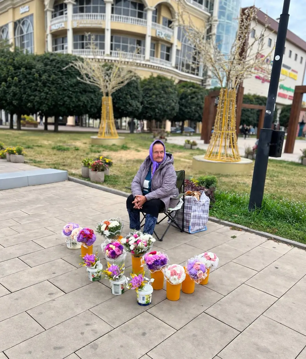 Несколько видео и фотографий из Курска, — без особой системы, просто фрагменты клевые.
Главное ощущение — чистый и ухоженный, молодой студенческий город. Поэтому — воскресенье вечер, а люди на улицах | Сетка — социальная сеть от hh.ru
