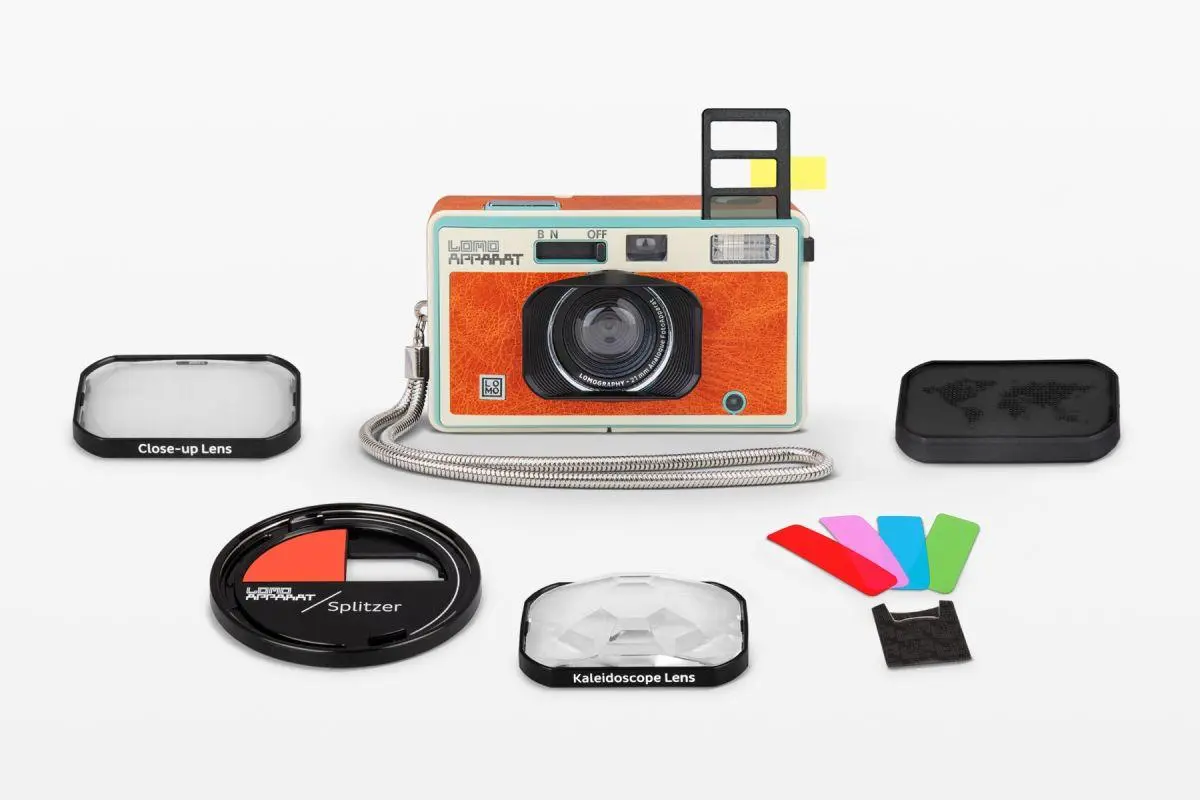 LomoApparat Neubau | Designer: Lomography
Я уже писал про фотокамеры для ломографии, но тут мне подвернулась возможность подержать LomoApparat Neubau  в своих руках | Сетка — социальная сеть от hh.ru