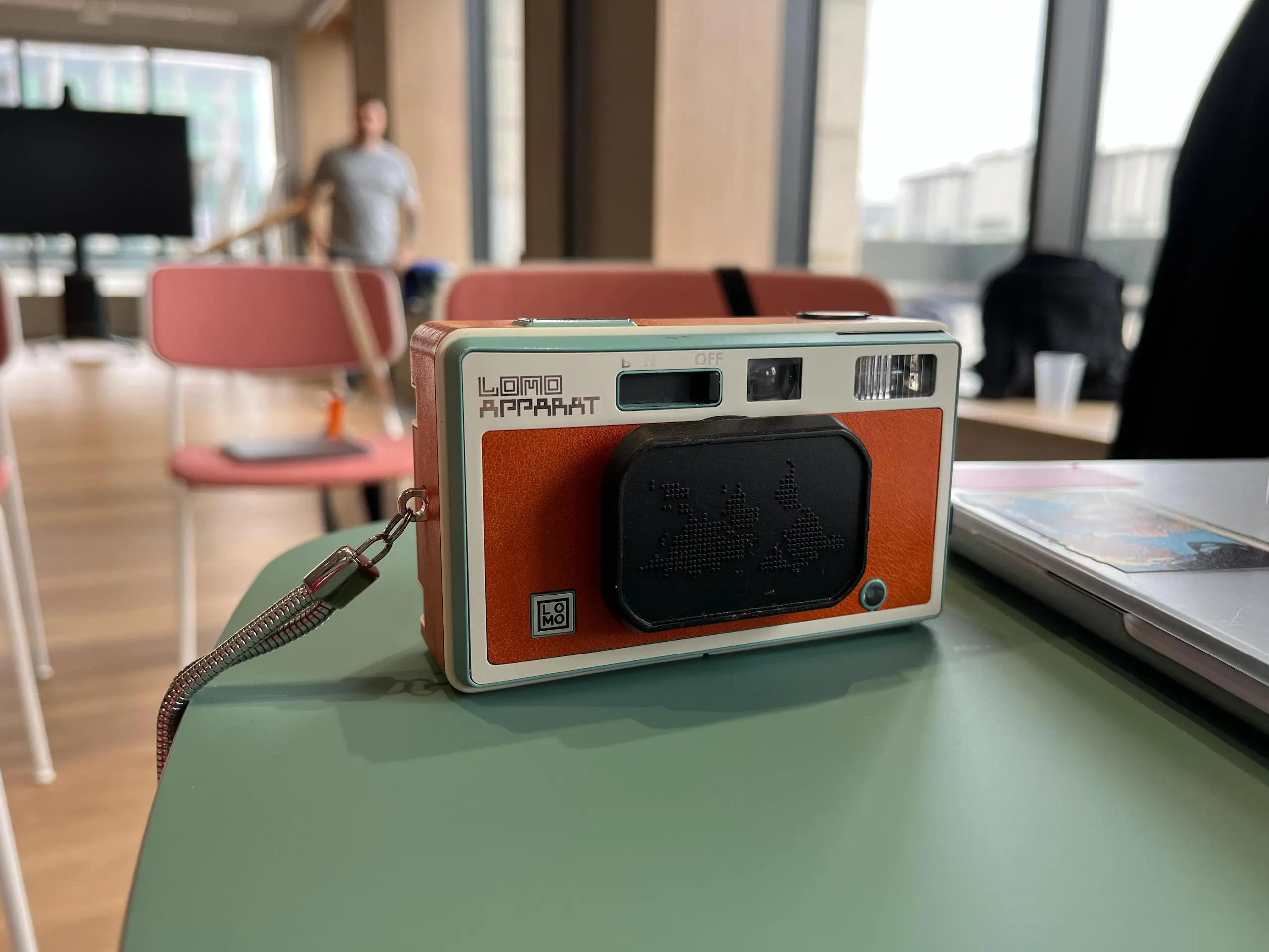 LomoApparat Neubau | Designer: Lomography
Я уже писал про фотокамеры для ломографии, но тут мне подвернулась возможность подержать LomoApparat Neubau  в своих руках | Сетка — социальная сеть от hh.ru