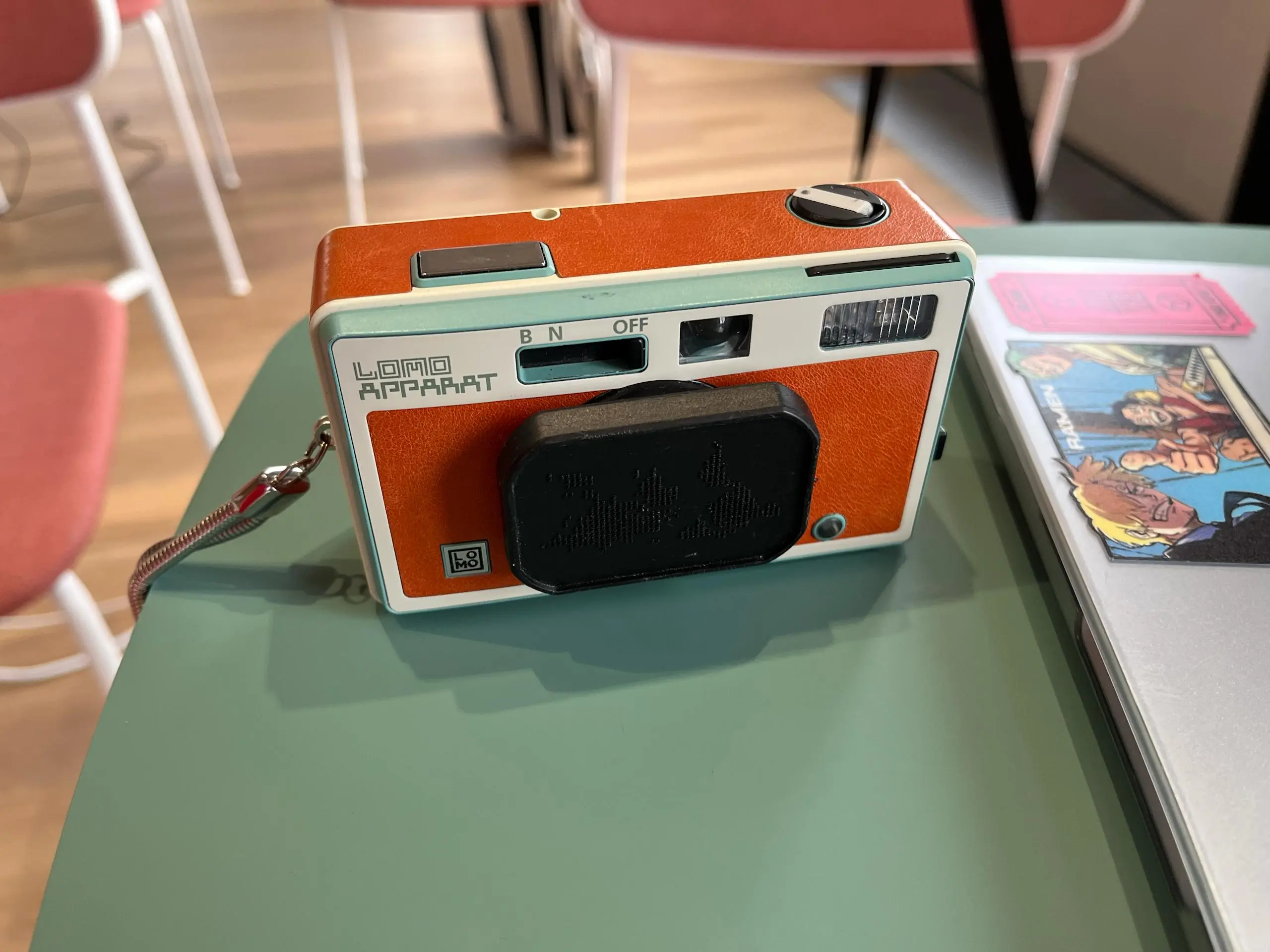 LomoApparat Neubau | Designer: Lomography
Я уже писал про фотокамеры для ломографии, но тут мне подвернулась возможность подержать LomoApparat Neubau  в своих руках | Сетка — социальная сеть от hh.ru