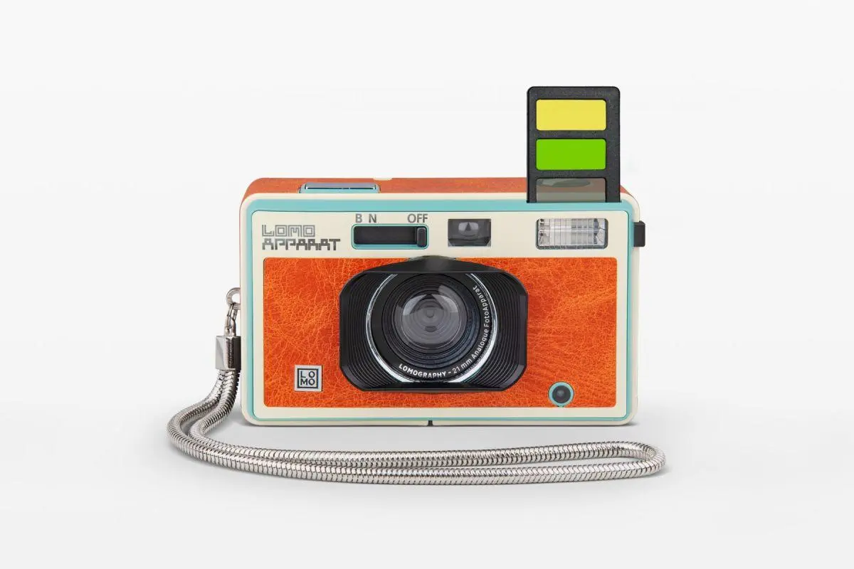 LomoApparat Neubau | Designer: Lomography
Я уже писал про фотокамеры для ломографии, но тут мне подвернулась возможность подержать LomoApparat Neubau  в своих руках | Сетка — социальная сеть от hh.ru