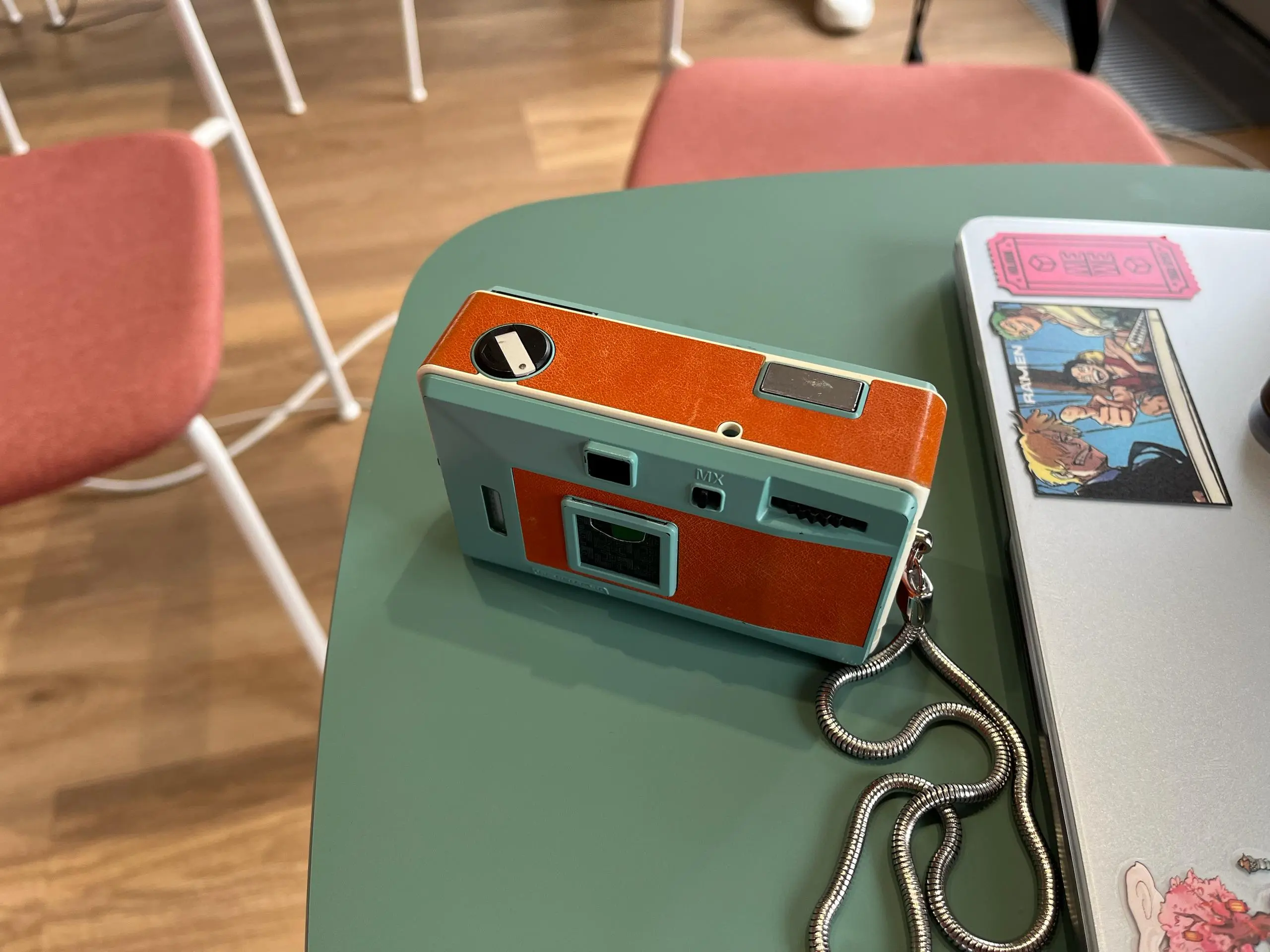LomoApparat Neubau | Designer: Lomography
Я уже писал про фотокамеры для ломографии, но тут мне подвернулась возможность подержать LomoApparat Neubau  в своих руках | Сетка — социальная сеть от hh.ru