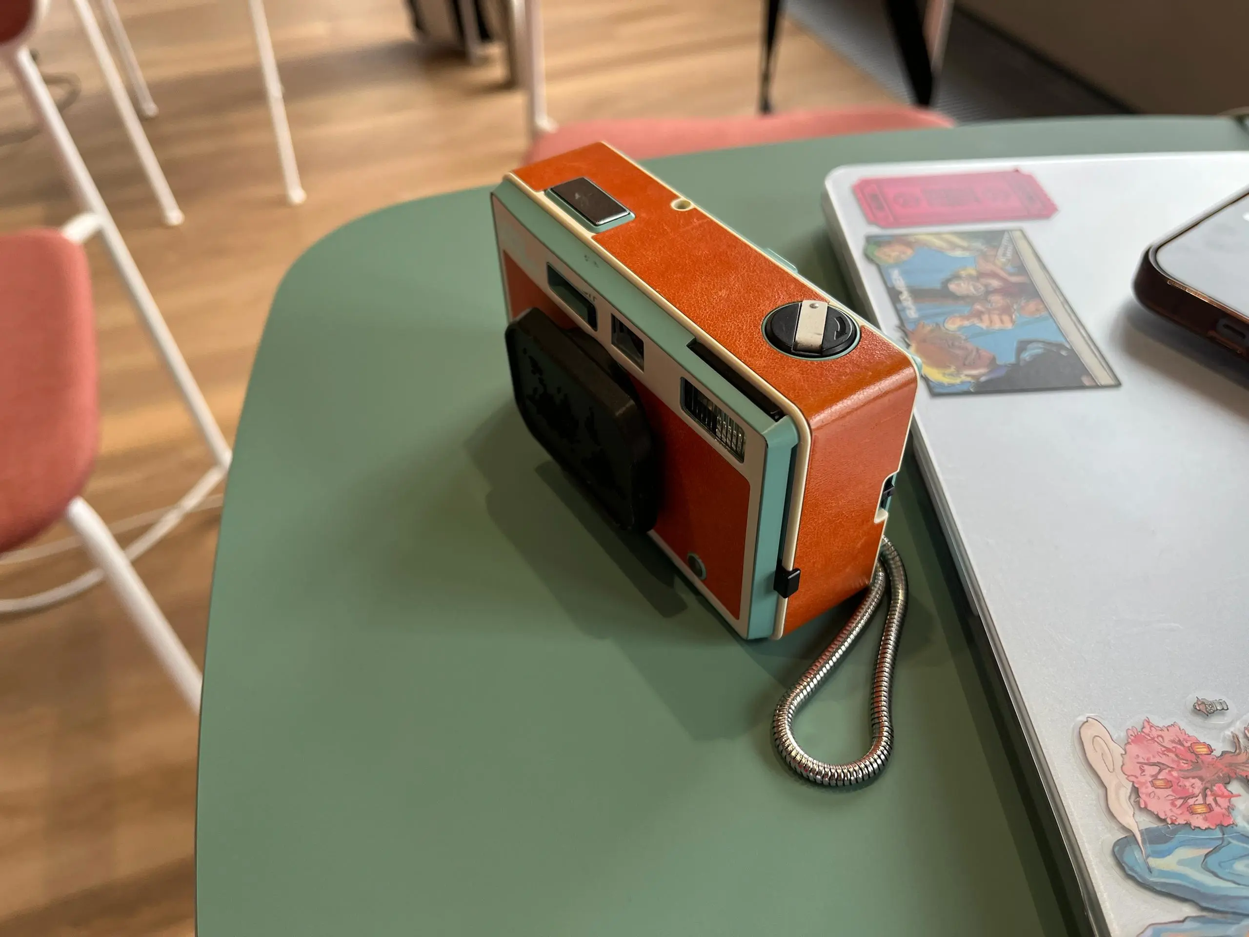 LomoApparat Neubau | Designer: Lomography
Я уже писал про фотокамеры для ломографии, но тут мне подвернулась возможность подержать LomoApparat Neubau  в своих руках | Сетка — социальная сеть от hh.ru
