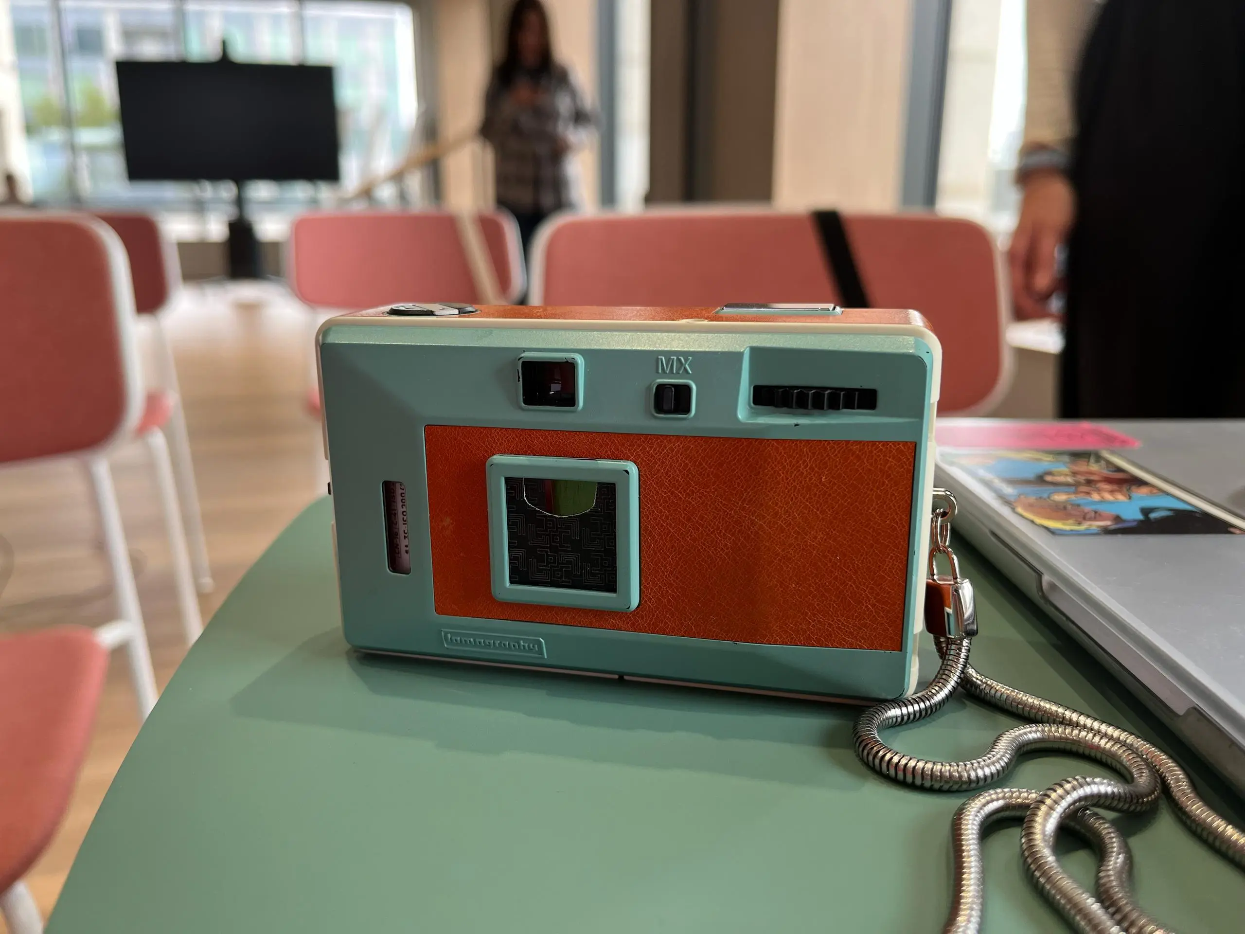 LomoApparat Neubau | Designer: Lomography
Я уже писал про фотокамеры для ломографии, но тут мне подвернулась возможность подержать LomoApparat Neubau  в своих руках | Сетка — социальная сеть от hh.ru