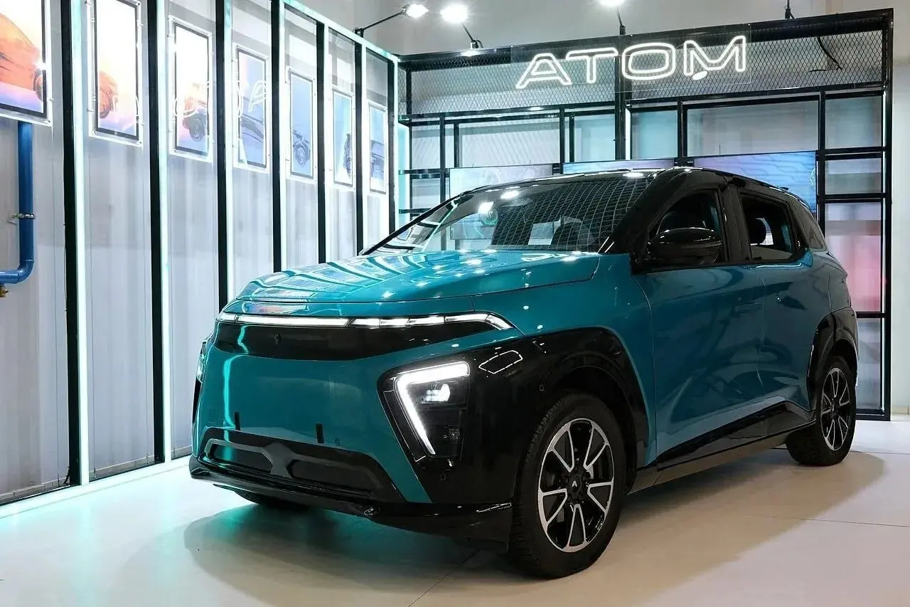 🚗 «Атом» встал на конвейер — первый реально российский электромобиль
На заводе «Москвич» началось серийное производство электрокара «Атом» с полным циклом (сварка, окраска, сборка, тестирование, финал... | Сетка — социальная сеть от hh.ru