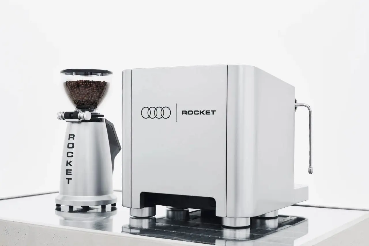 Audi кофе-машина (скаламбурил)
#брендингобл
Audi взяла Rocket Espresso Bicocca и сделала свою версию кофемашины
Обычная Bicocca — €4 300.
Rocket x Audi — €6 500 | Сетка — социальная сеть от hh.ru