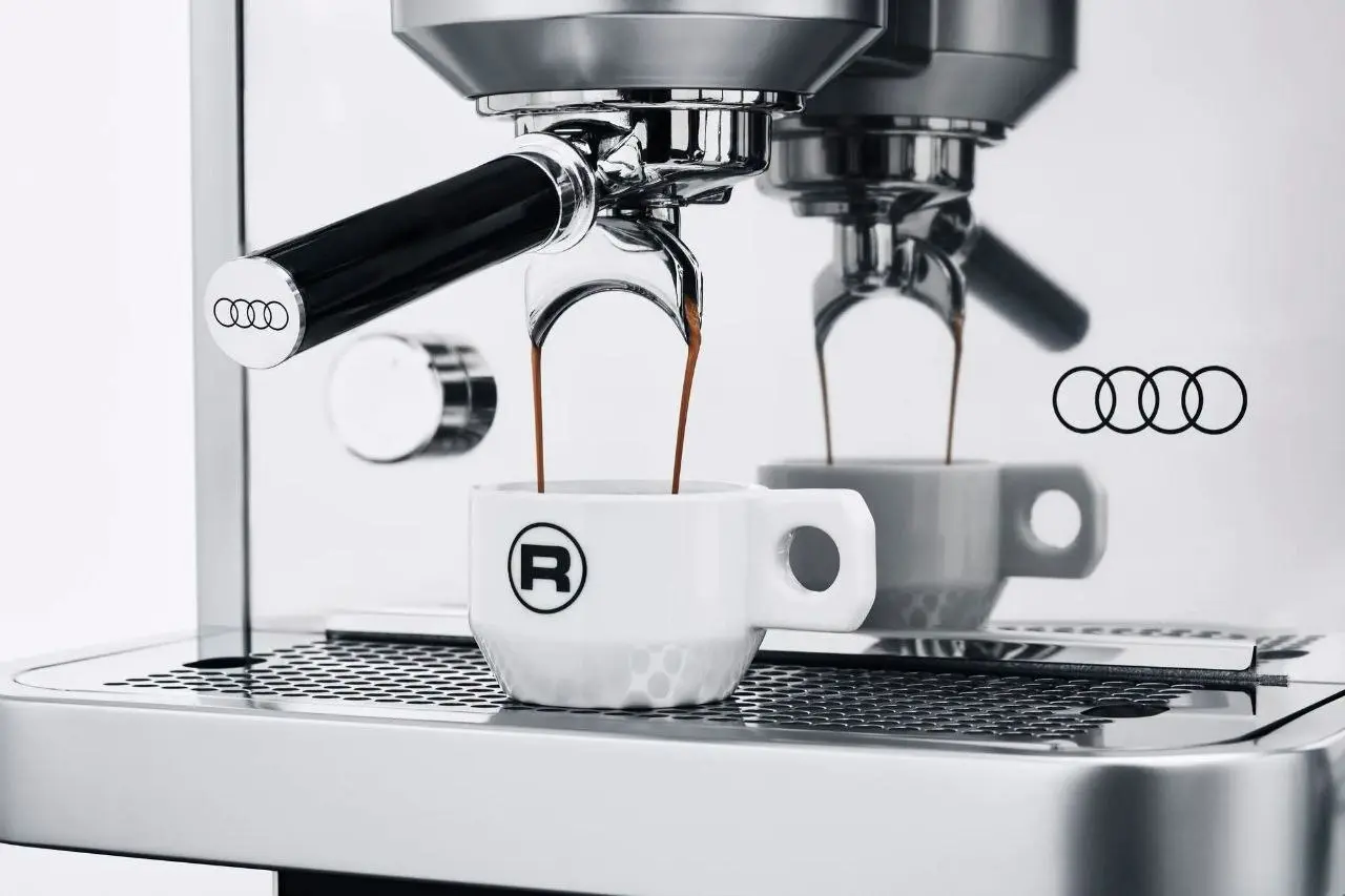 Audi кофе-машина (скаламбурил)
#брендингобл
Audi взяла Rocket Espresso Bicocca и сделала свою версию кофемашины
Обычная Bicocca — €4 300.
Rocket x Audi — €6 500 | Сетка — социальная сеть от hh.ru