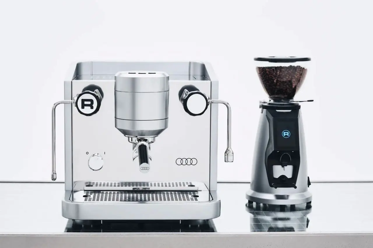 Audi кофе-машина (скаламбурил)
#брендингобл
Audi взяла Rocket Espresso Bicocca и сделала свою версию кофемашины
Обычная Bicocca — €4 300.
Rocket x Audi — €6 500 | Сетка — социальная сеть от hh.ru