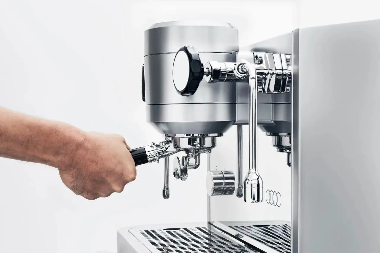Audi кофе-машина (скаламбурил)
#брендингобл
Audi взяла Rocket Espresso Bicocca и сделала свою версию кофемашины
Обычная Bicocca — €4 300.
Rocket x Audi — €6 500 | Сетка — социальная сеть от hh.ru
