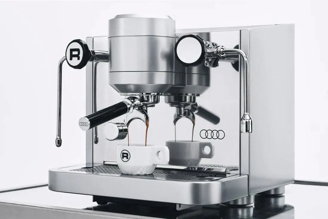 Audi кофе-машина (скаламбурил)
#брендингобл
Audi взяла Rocket Espresso Bicocca и сделала свою версию кофемашины
Обычная Bicocca — €4 300.
Rocket x Audi — €6 500 | Сетка — социальная сеть от hh.ru