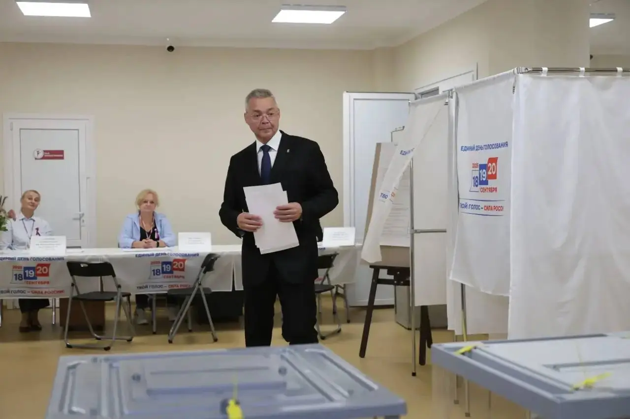 Губернатор Ставрополья проголосовал на выборах🗳
Выборы депутатов в Госдуму РФ девятого созыва и Думу СК восьмого созыва стартовали сегодня. Губернатор Ставрополья Владимир Владимиров уже проголосовал | Сетка — социальная сеть от hh.ru