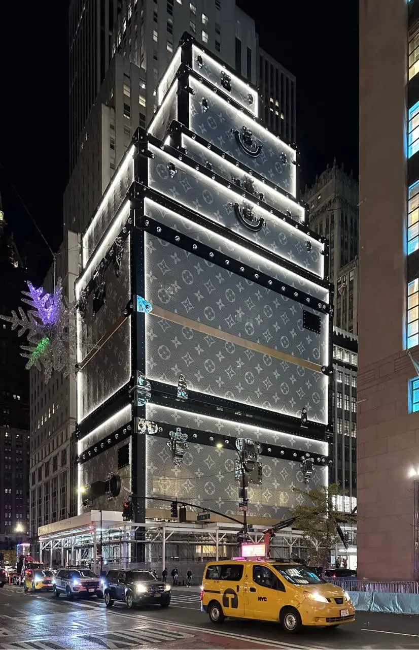 🧳 Лакшери-стройка: Louis Vuitton превратил снос здания в самый модный фасад Нью-Йорка
🏗 Что строят: башня 148 м на Billionaires' Row
LVMH сносит свой 20-этажный флагман на углу Пятой авеню и 57-й улиц... | Сетка — социальная сеть от hh.ru
