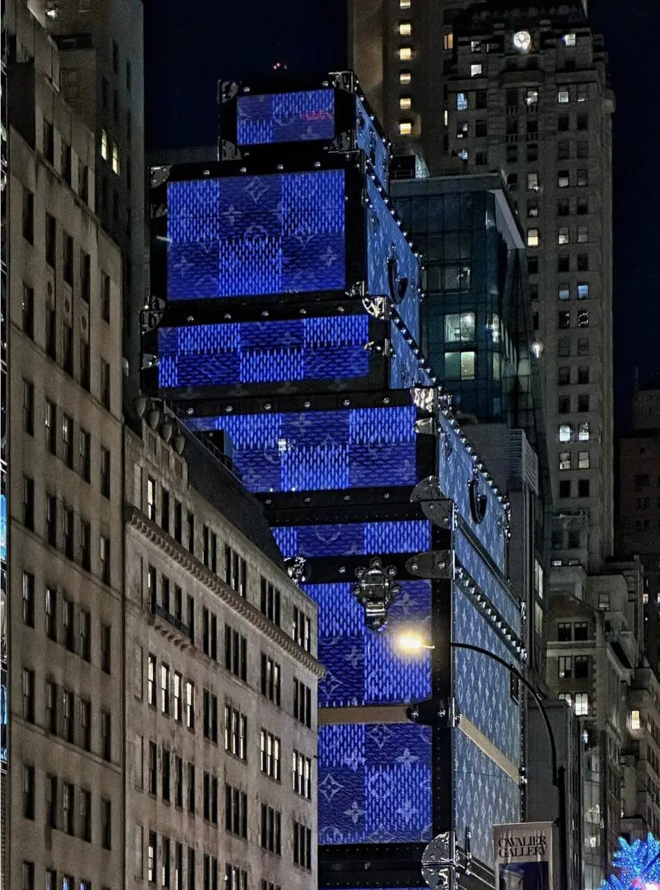 🧳 Лакшери-стройка: Louis Vuitton превратил снос здания в самый модный фасад Нью-Йорка
🏗 Что строят: башня 148 м на Billionaires' Row
LVMH сносит свой 20-этажный флагман на углу Пятой авеню и 57-й улиц... | Сетка — социальная сеть от hh.ru