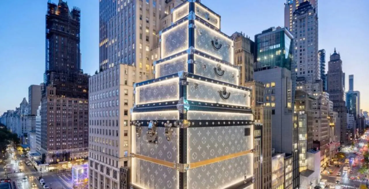 🧳 Лакшери-стройка: Louis Vuitton превратил снос здания в самый модный фасад Нью-Йорка
🏗 Что строят: башня 148 м на Billionaires' Row
LVMH сносит свой 20-этажный флагман на углу Пятой авеню и 57-й улиц... | Сетка — социальная сеть от hh.ru