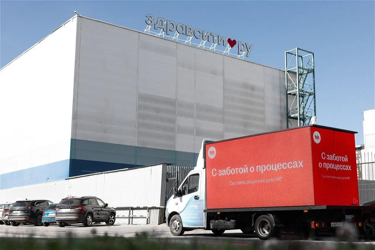 Заметила тут в Москве довольно интересную наружку 🌟
У офисов крупных компаний появились билборды и digital-мобили с персональными обращениями прямо к их HR-командам | Сетка — социальная сеть от hh.ru